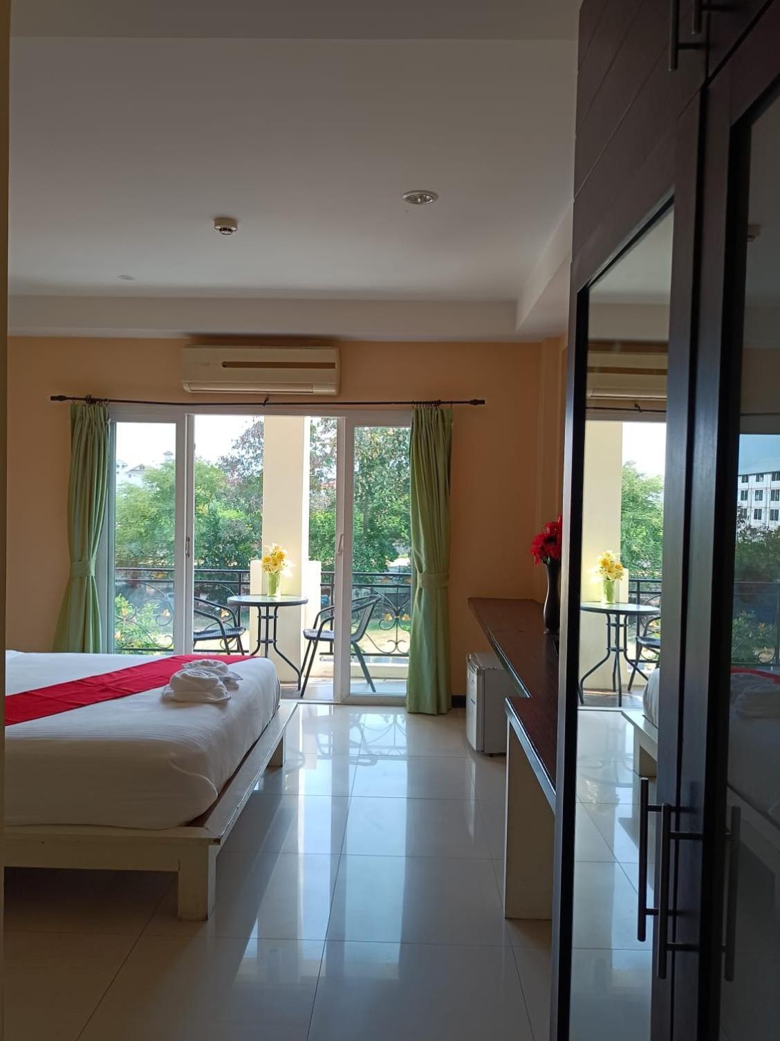 Aura Inn Rooms Pattaya Bagian luar foto